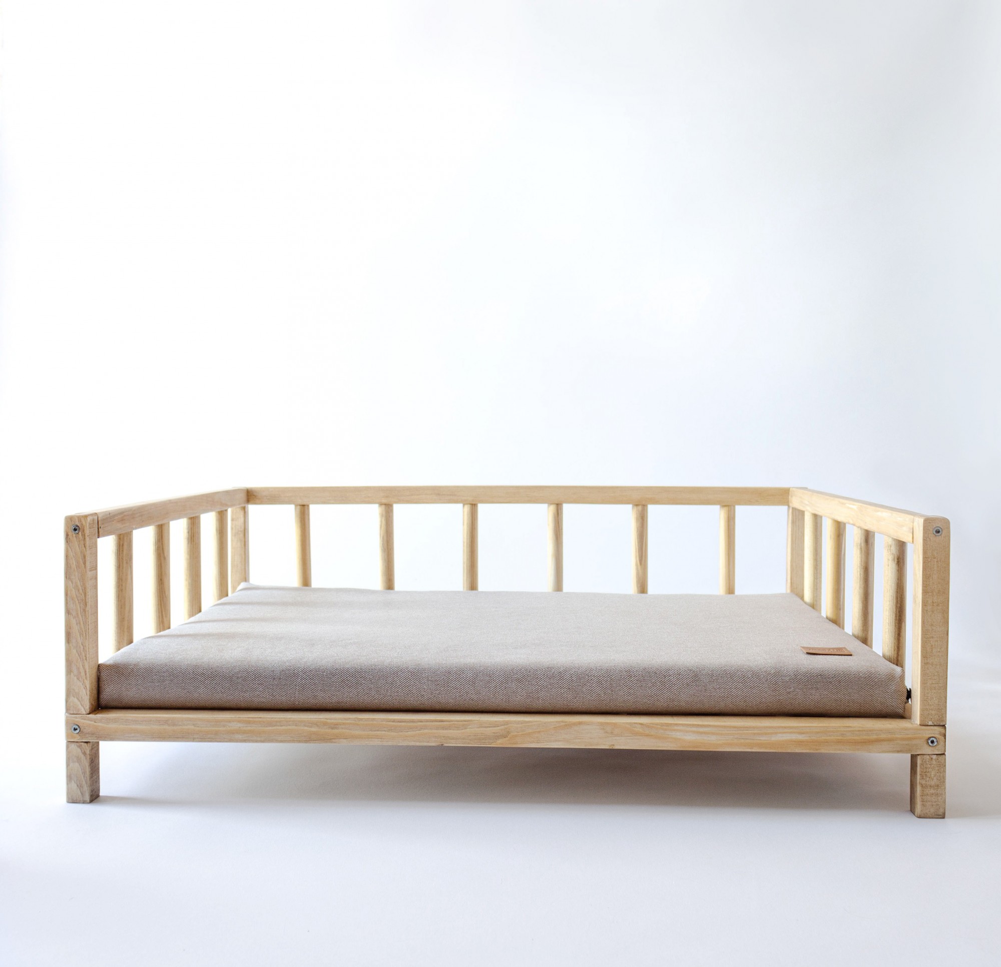 

Лежак для котов и собак Modern 70 x 50 см натуральный с бежевым + подушка