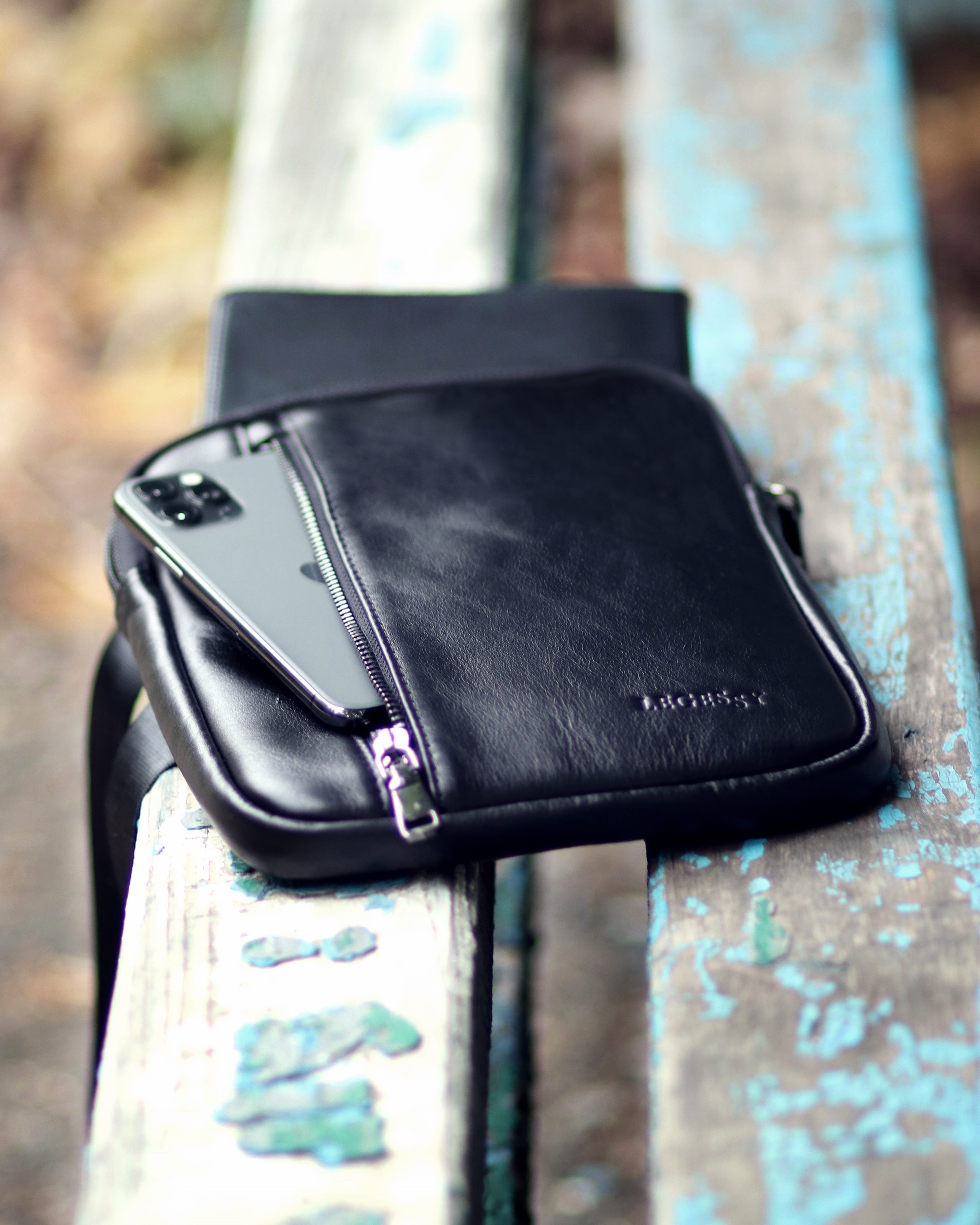 

Кожаная сумка LEGESSY V 007