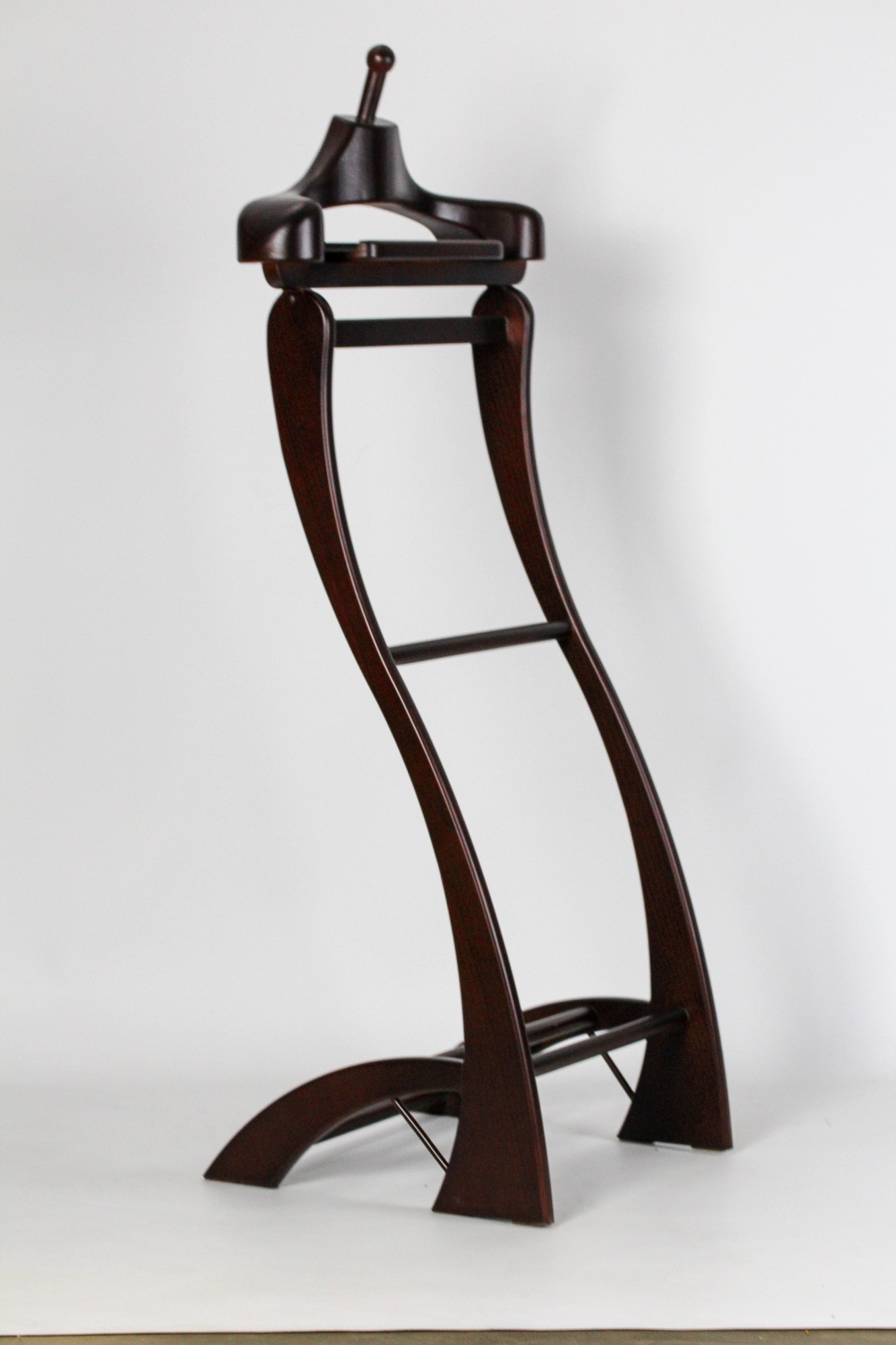 

Напольная вешалка для одежды из дерева в коридор.