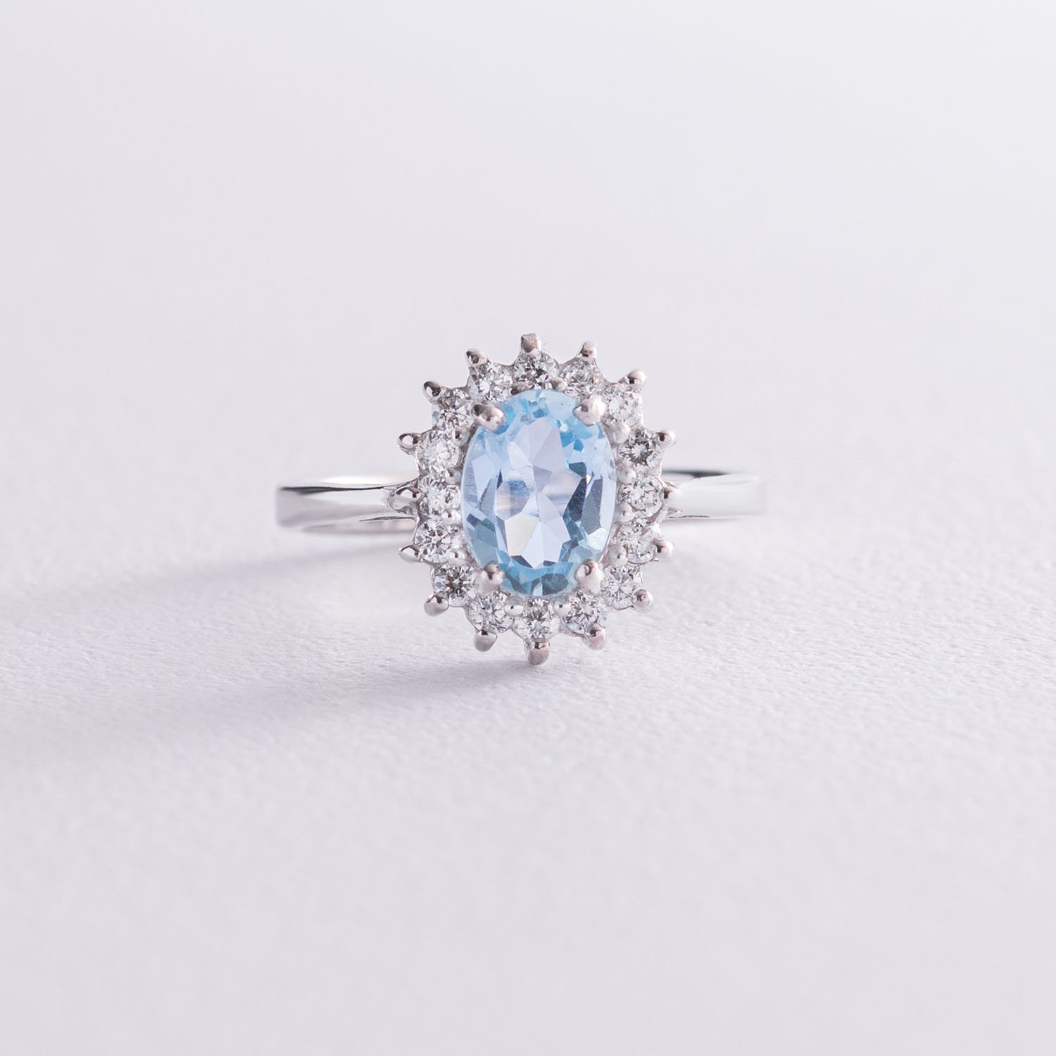 

Серебряное кольцо с голубым топазом и фианитами 111458 Оникс 16.5