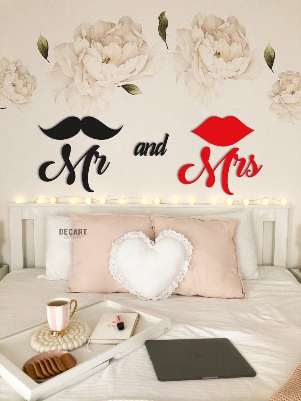 

Деревянная картина - панно Для дома Mr and Mrs 70х24 см