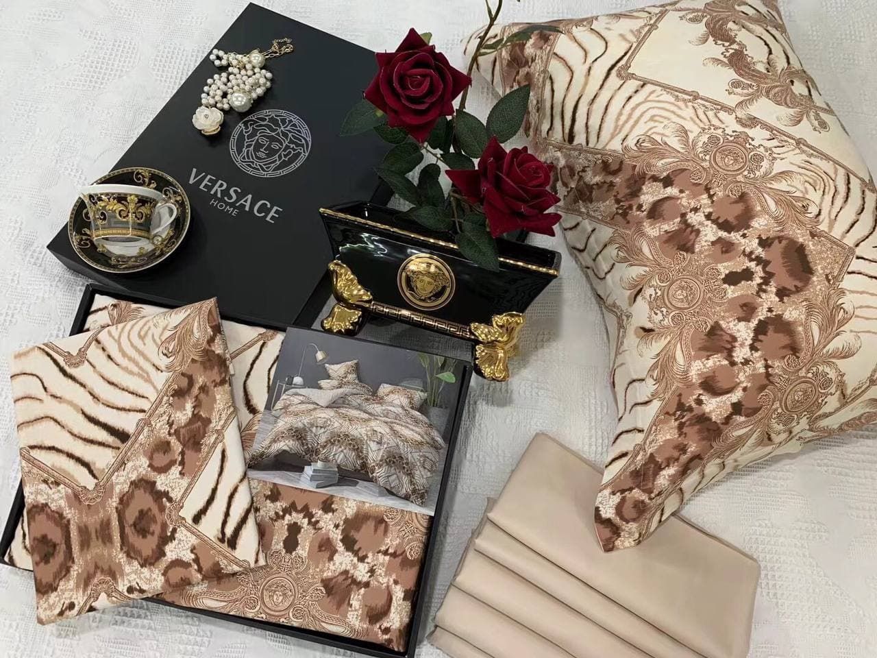 

Постельные наборы VERSACE 200_230_ 280VERSACE