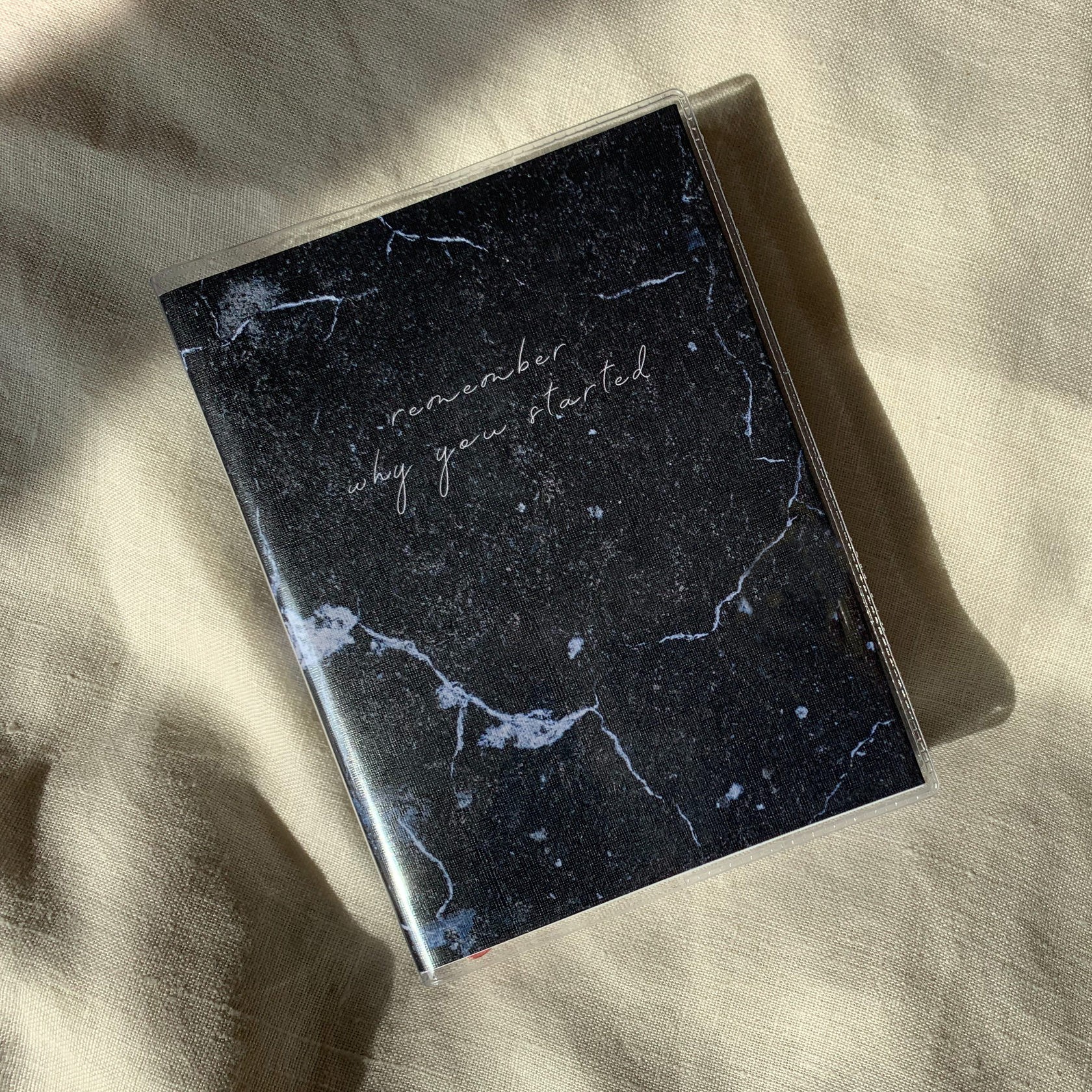 

Планер Mini Remember marble 12x16 см с разворотами на неделю