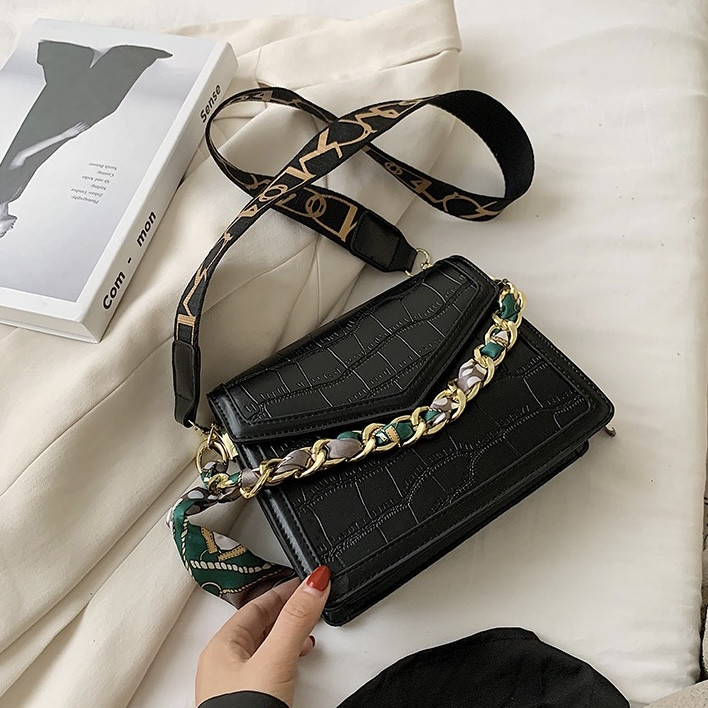 

Женская классическая сумка кросс-боди рептилия через плечо на два отдела на широком ремешке с цепочкой черная