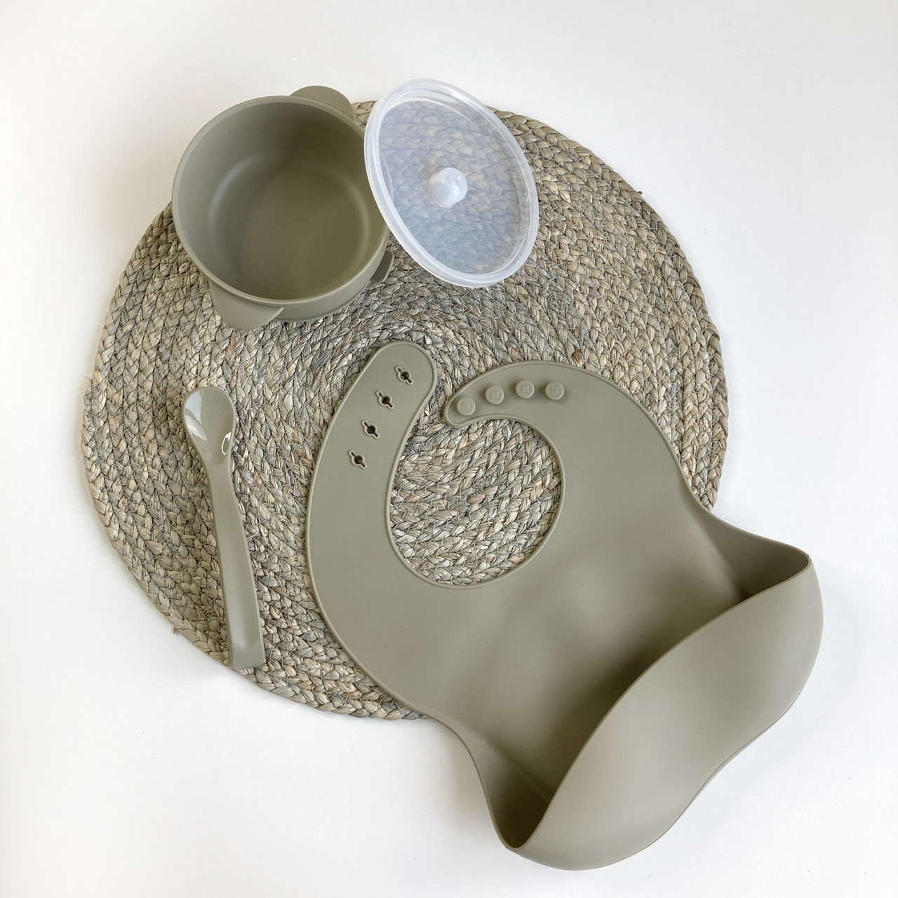 

Силиконовая посуда набор для прикорма Gornyatko тарелка с крышкой ложка слюнявчик нагрудник Шалфей