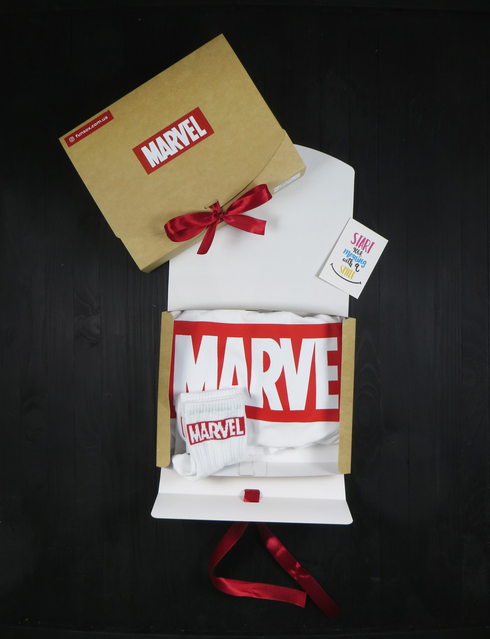 

Подарочный набор женский. белая футболка с принтом "Marvel", носки с принтом "Marvel" JHK T-Shirt XL Box 5000