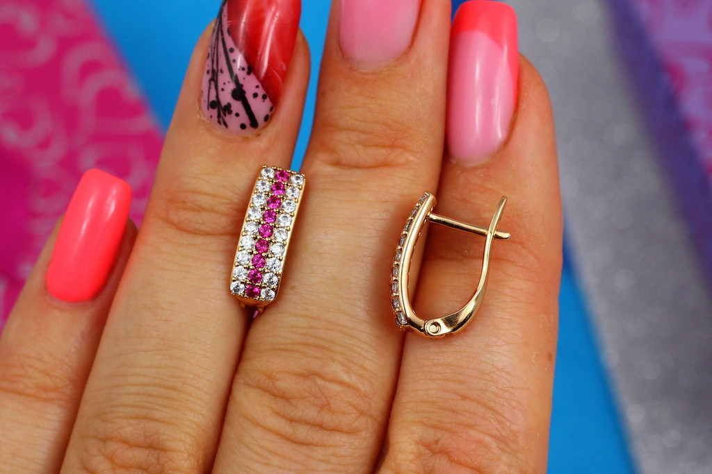 

Серьги Xuping Jewelry с розовой полоской три дорожки 1,7 см золотистые