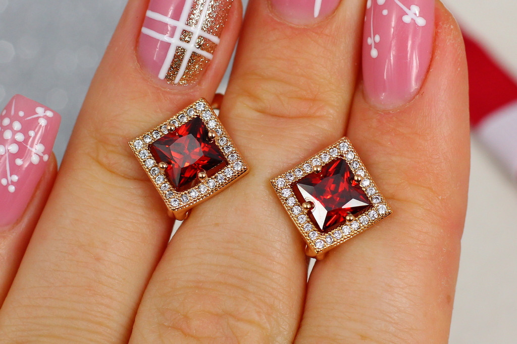 

Серьги Xuping Jewelry ромбики с красным камнем в ободке из камней 1,4 см золотистые
