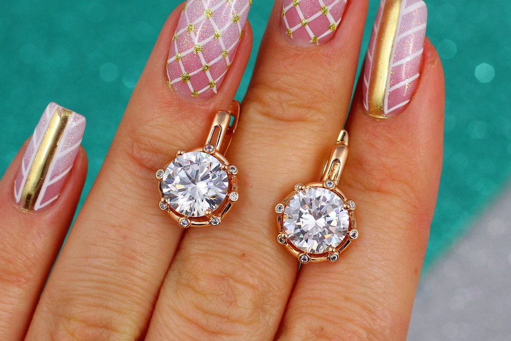 

Серьги Xuping Jewelry с камнем 9 мм и мелкими камнями вокруг 1,8 см золотистые