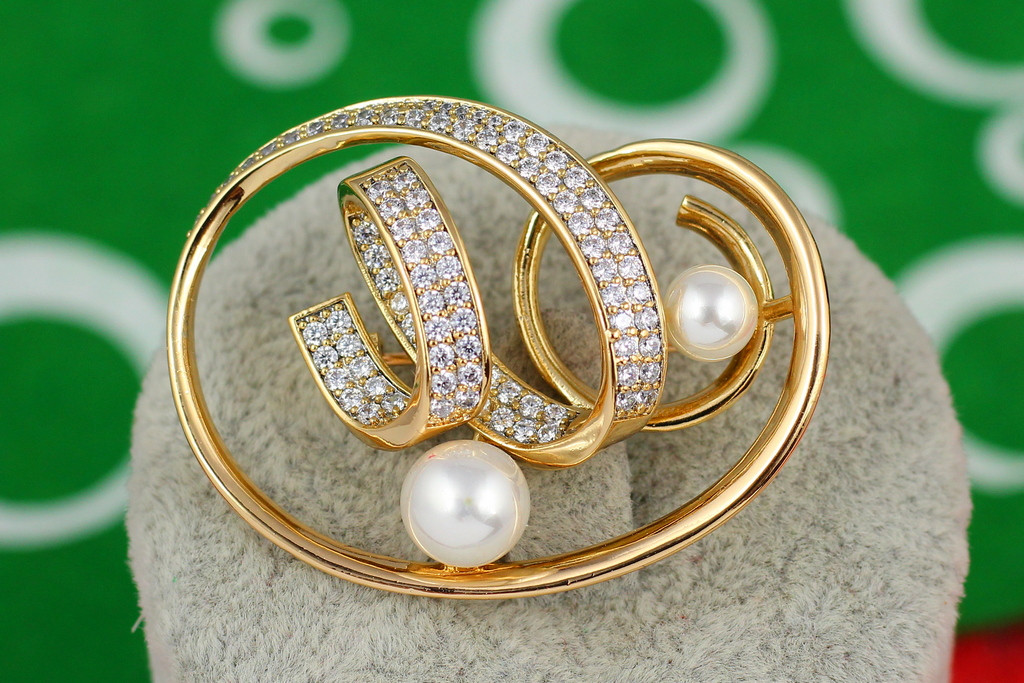 

Брошь Xuping Jewelry завитушка с жемчугом 3 см золотистая