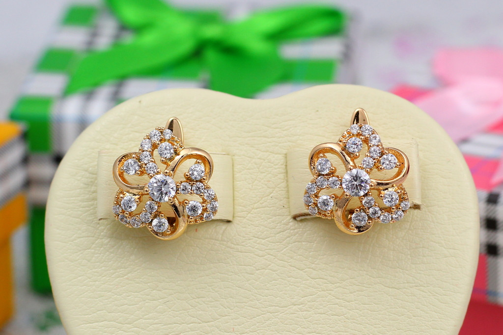 

Серьги Xuping Jewelry цветочки шесть лепестков 1,5 см золотистые