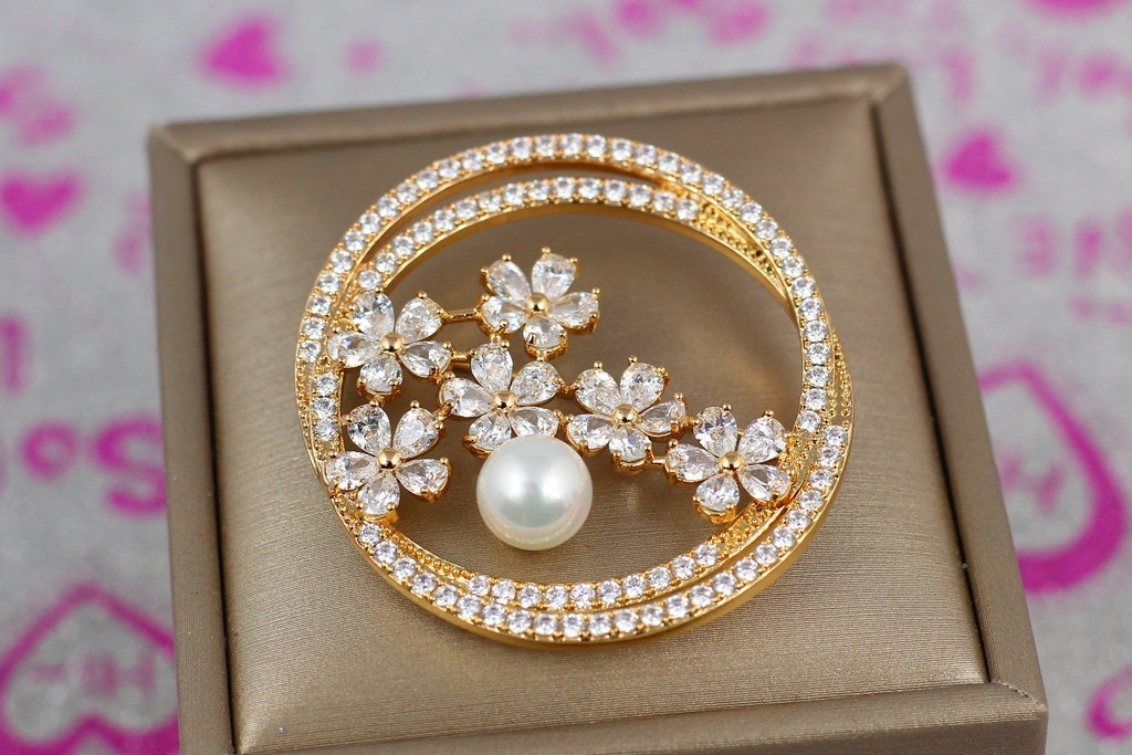 

Брошь Xuping Jewelry цветочки с жемчужиной 4 см золотистая