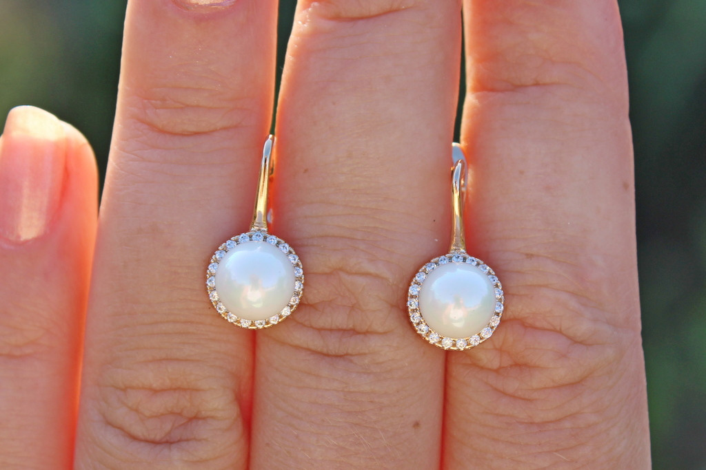 

Серьги Xuping Jewelry жемчуг 6 мм в ободке из камней 1,5 см золотистые