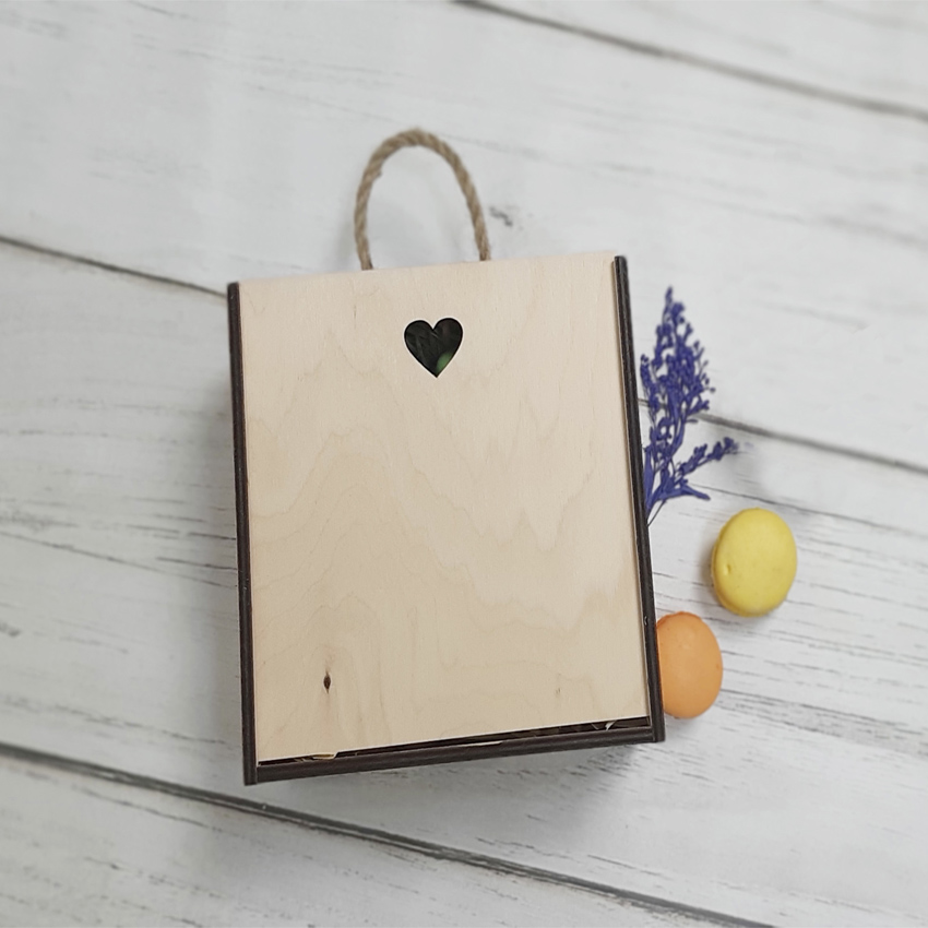 

Деревянная подарочная коробка 18,5x18,5x10 LOVE CAPSBOARD (270000)