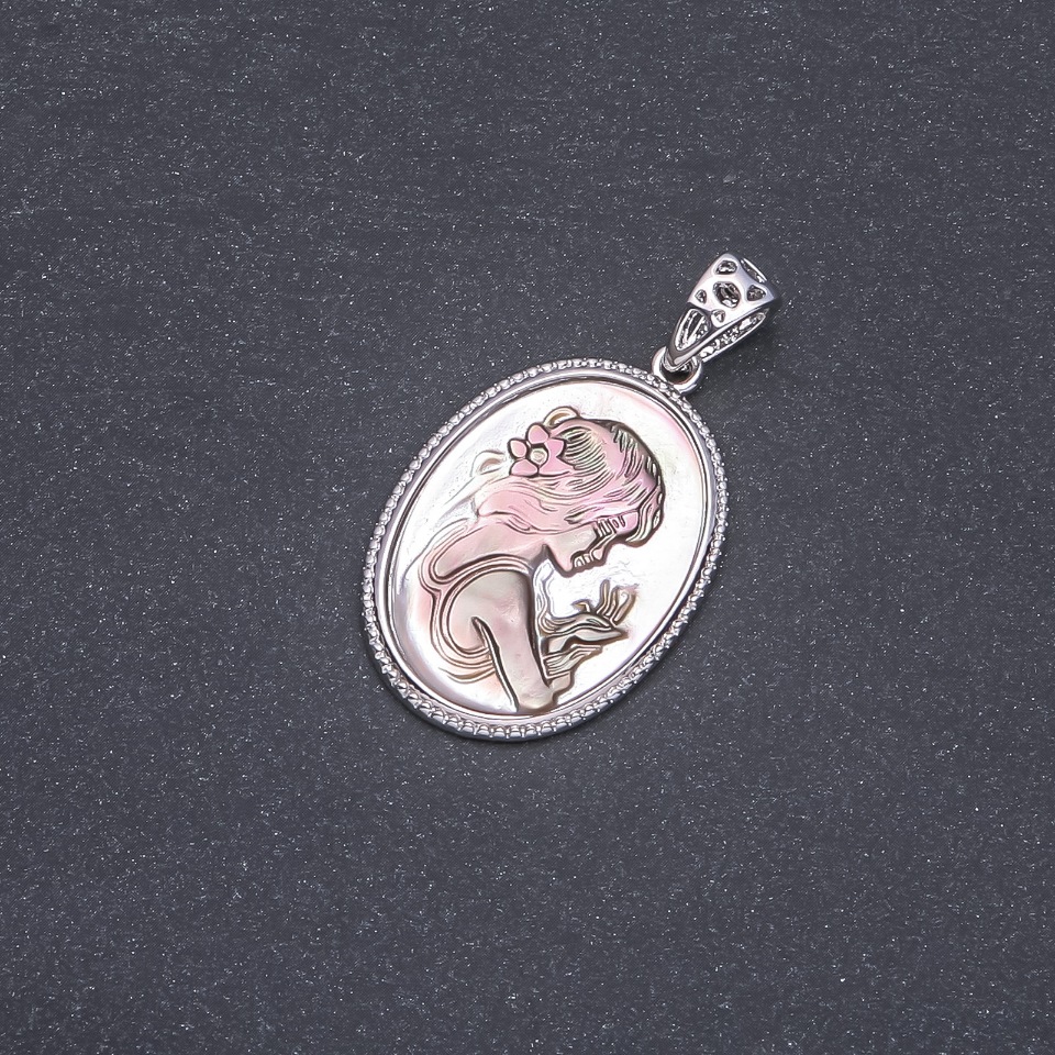 

Кулон Камея 27х38х45мм резной перламутр, ida19155