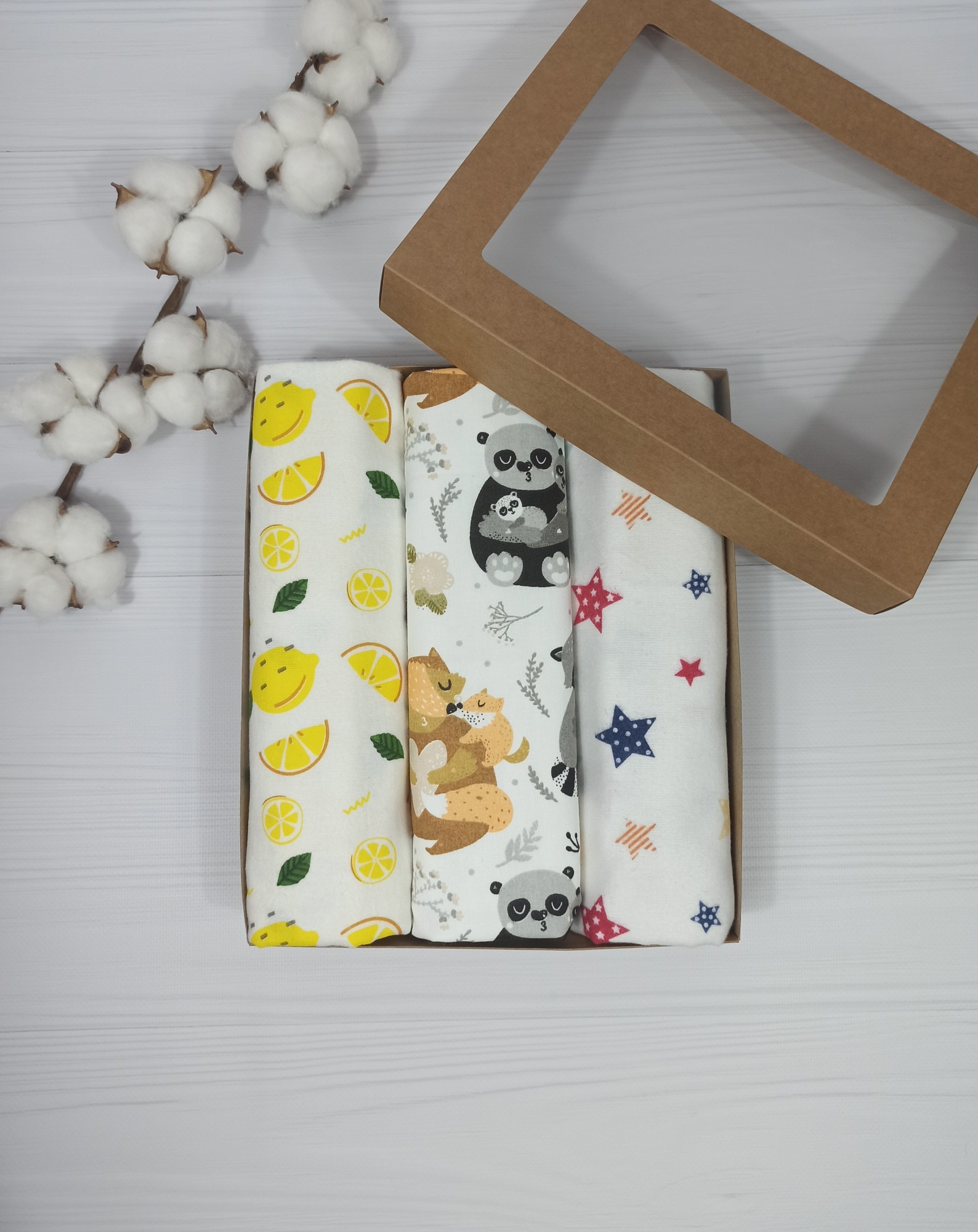 

Набор пеленок a.l.babybox Мамины объятия (1 шт непромокаемая 50*80 см, 2 шт фланелевые 100*80 см) Разноцветный