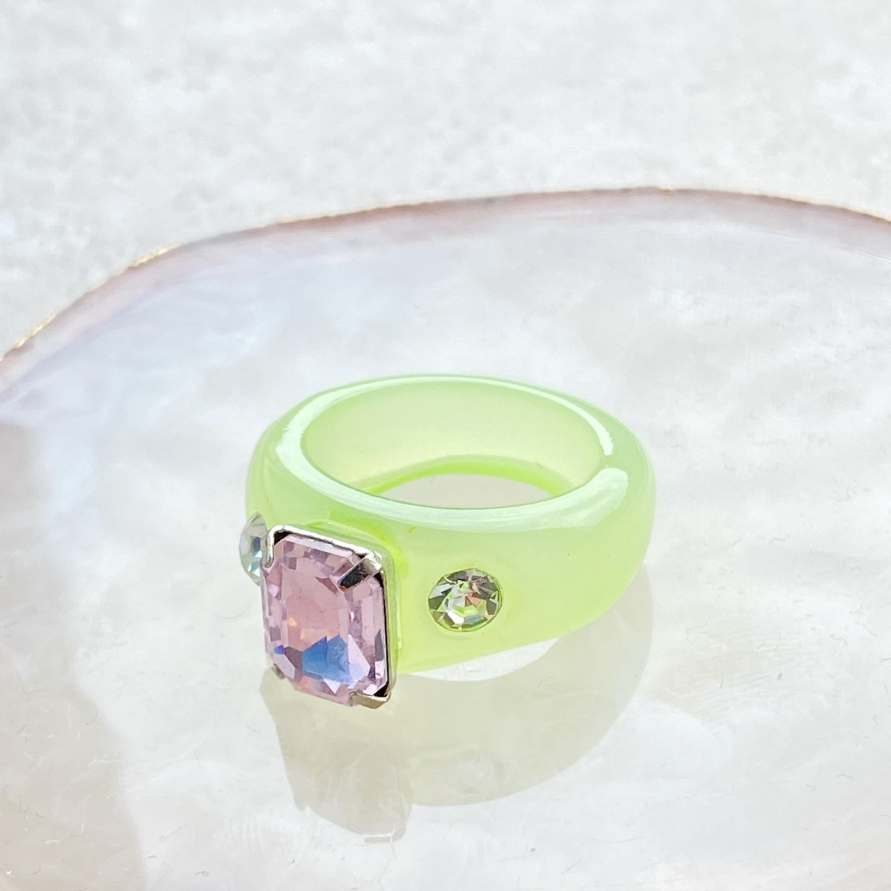 

Массивное кольцо с камнем зеленого цвета 17 размера