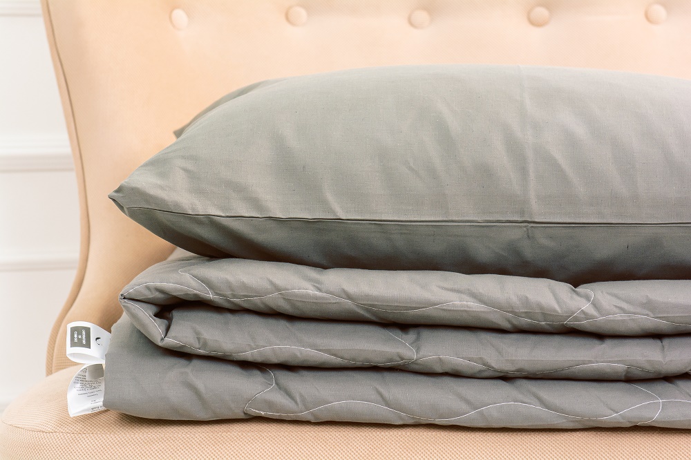 

Набор MirSon №2711 Silk Kapok 16-5803 Geronimo (одеяло + 2 наволочки) 200х220 см + 50х70 см италия, шелк