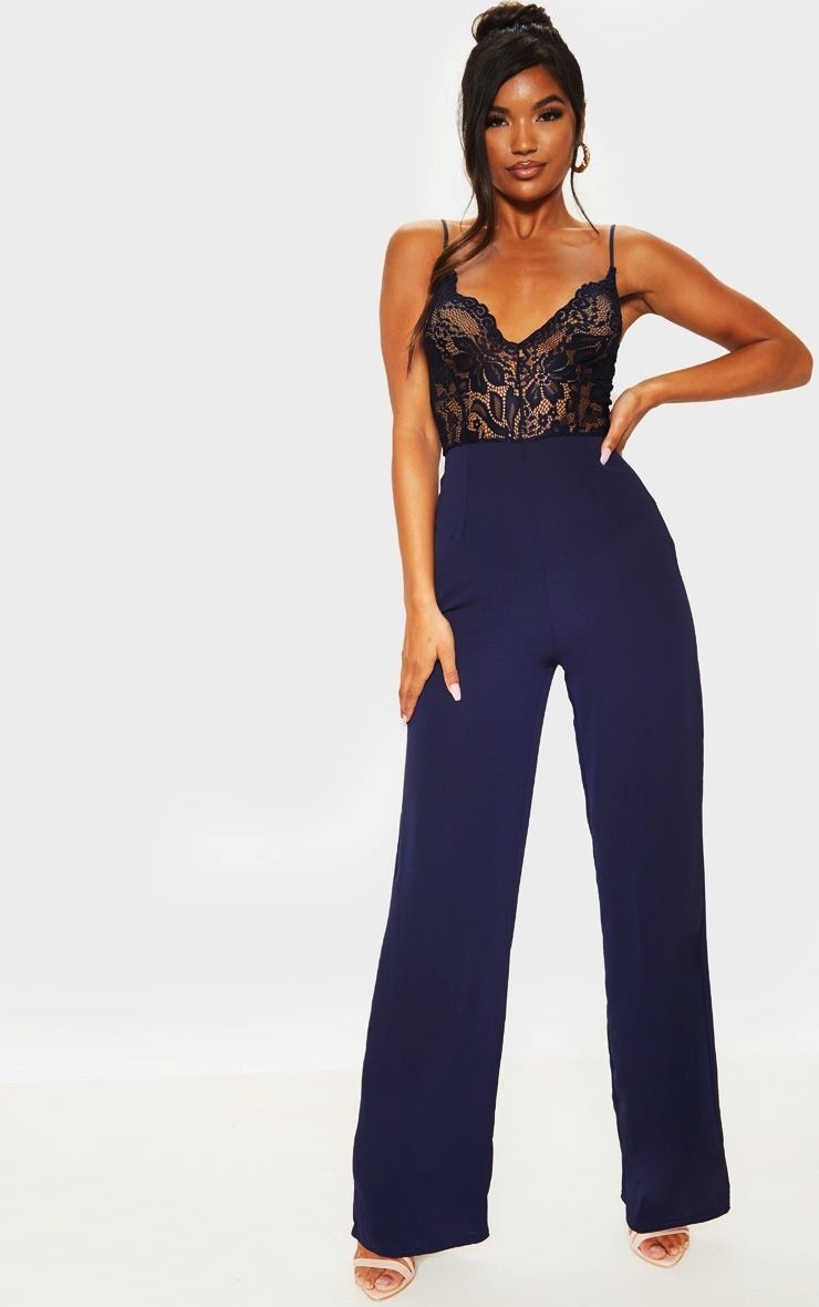 

Комбинезон с гипюровым верхом синий PrettyLittleThing М
