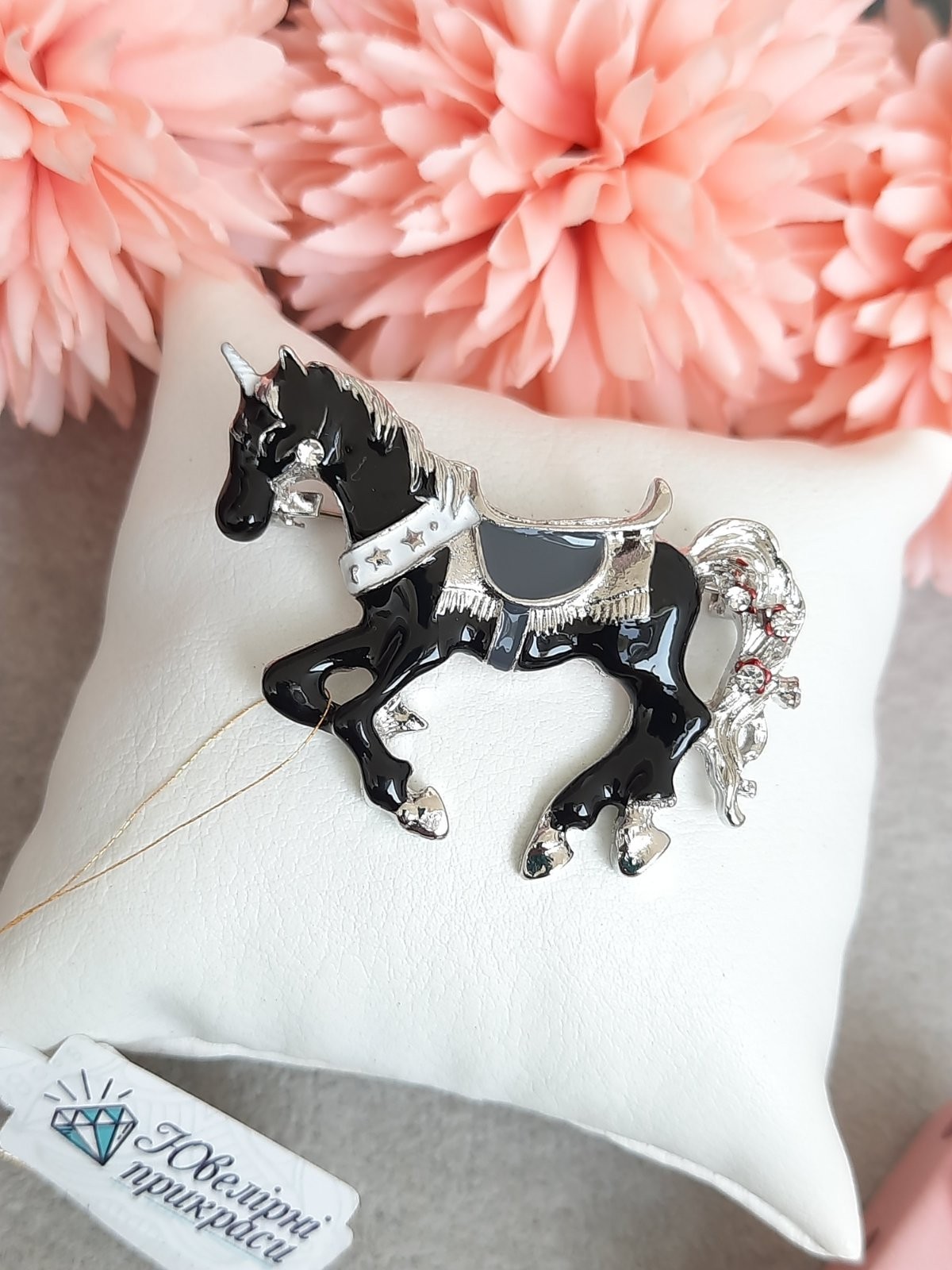 

Брошь FASHION JEWELRY "Единорог" черная эмаль 5см*3см белые кристаллы