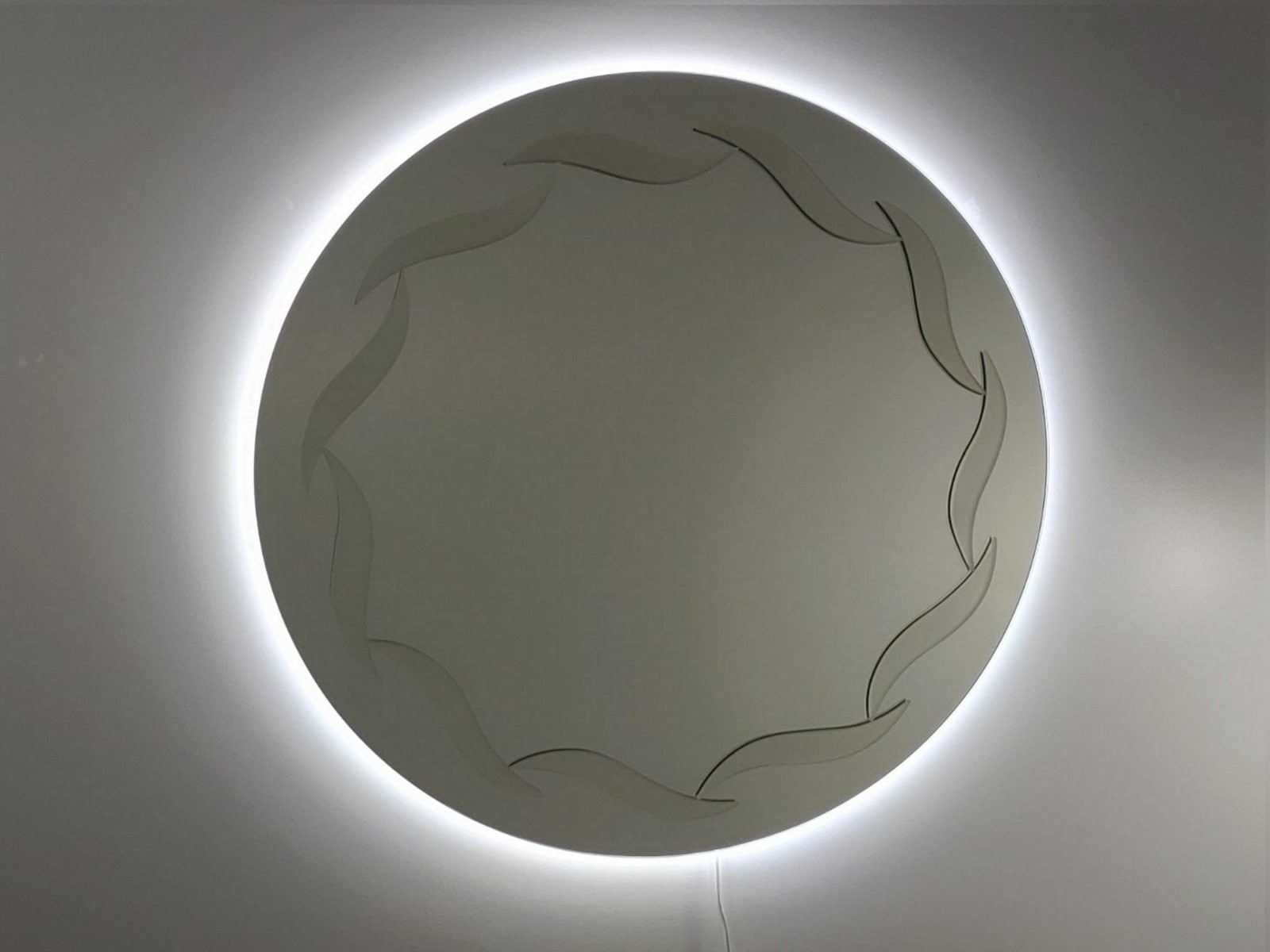 

Зеркало круглое (65x65) с подсветкой и декором LED ML-07SUN