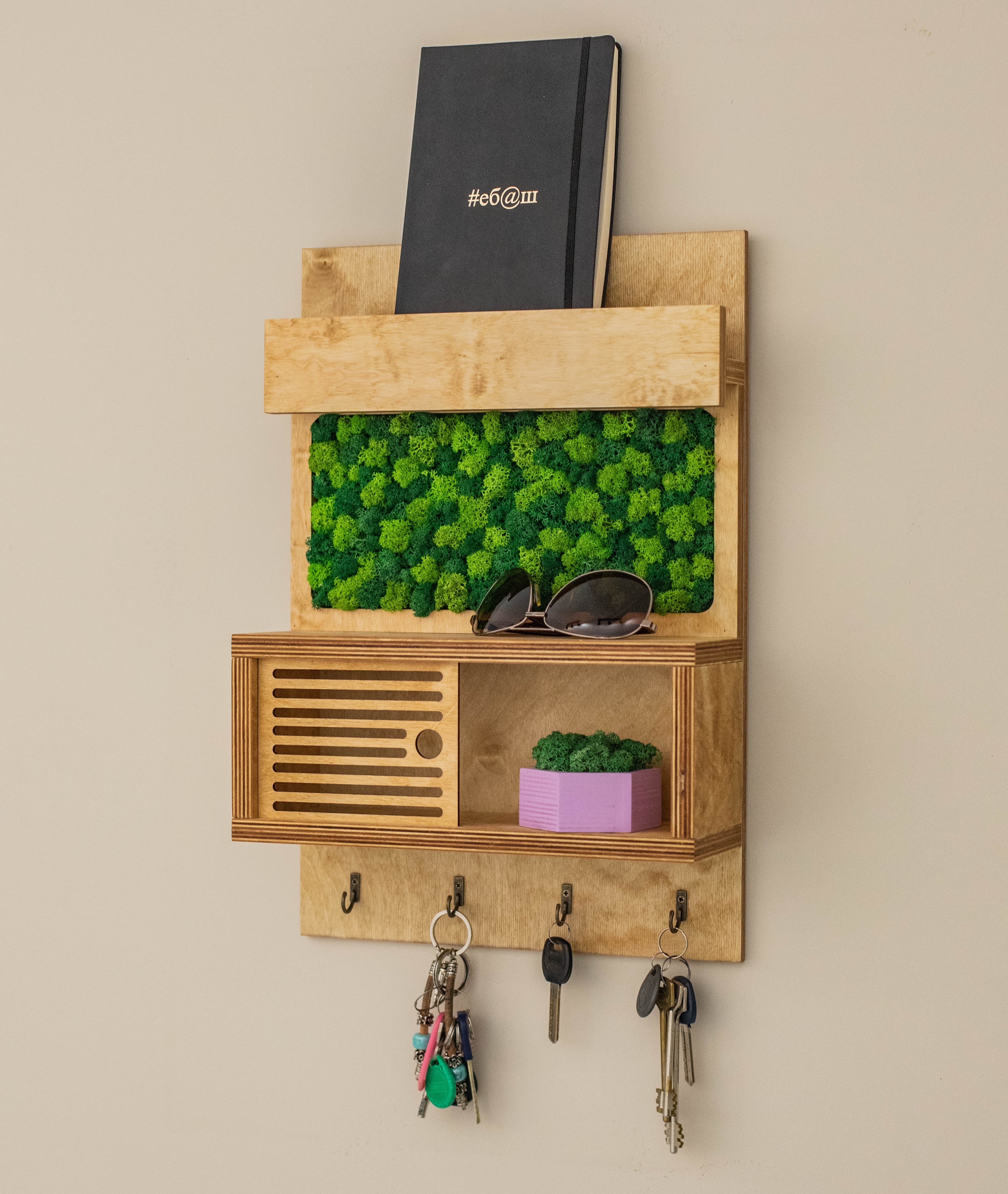

Настенная ключница органайзер для ключей ручной работы с полкой стабилизированный мох 45х30х10 см (1245-Т)