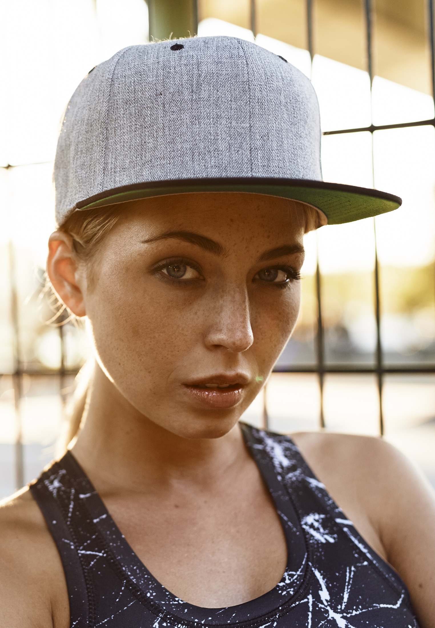 

Кепка Classic Snapback Flexfit универсальная светло-серая с черным, Кепка Classic Snapback Flexfit универсальная светло-серая с черным One Size