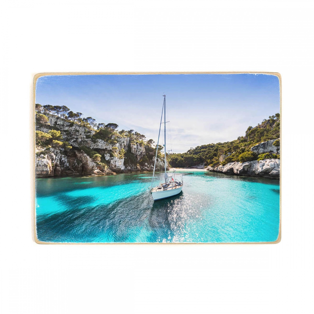 

Деревянный постер Природа Красивый пляж с парусной яхтой, Cala Macarelleta, остров Менорка, Испания А2