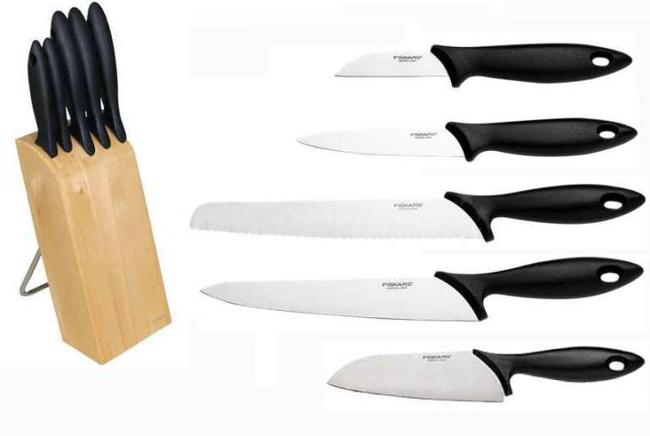 

Набор из 5 ножей в блоке Fiskars Essential 1023782