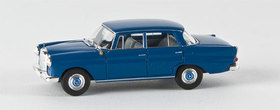 

Автомодель Mercedes 190c (W110) синий BREKINA 13352