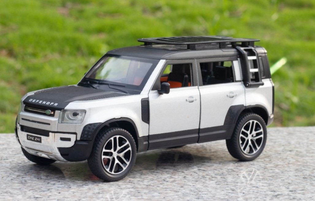 

Модель автомобиля Land Rover Defender 1:24 звук и свет белого цвета