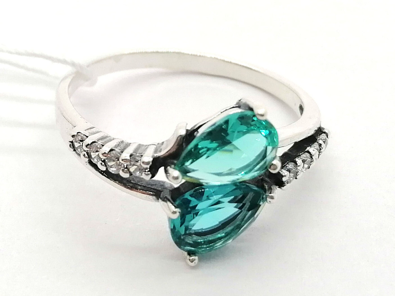 

Женское кольцо с зелёными камнями Флирт