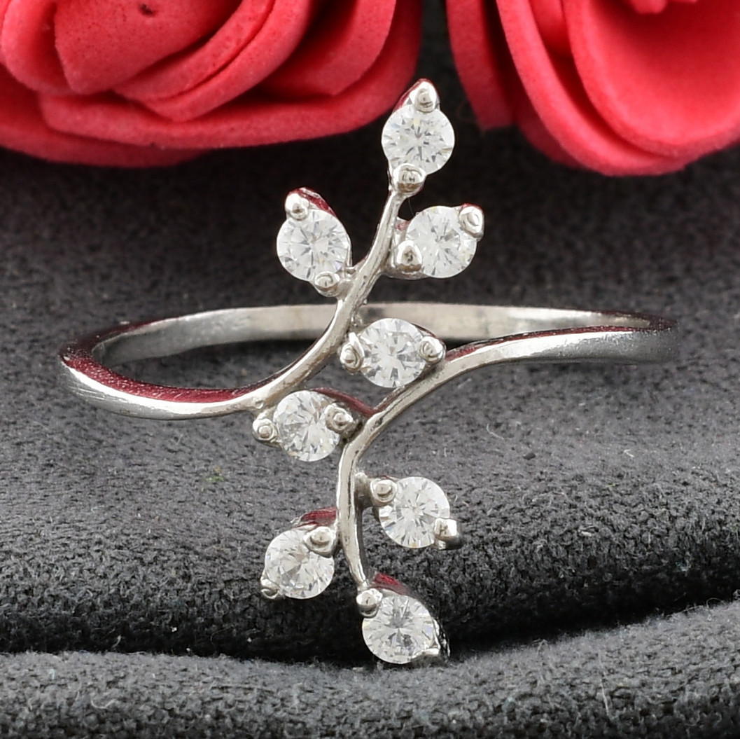 

Серебряное кольцо Веточка вставка белые фианиты 19