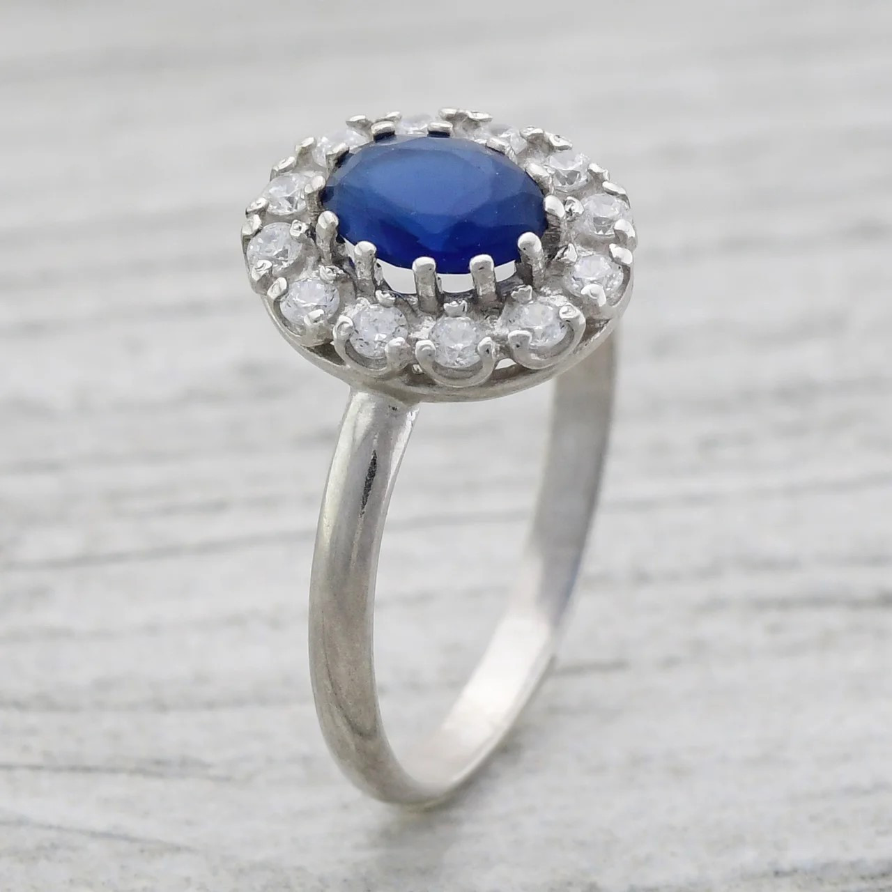 

Серебряное кольцо Карамель вставка синий фианит 19