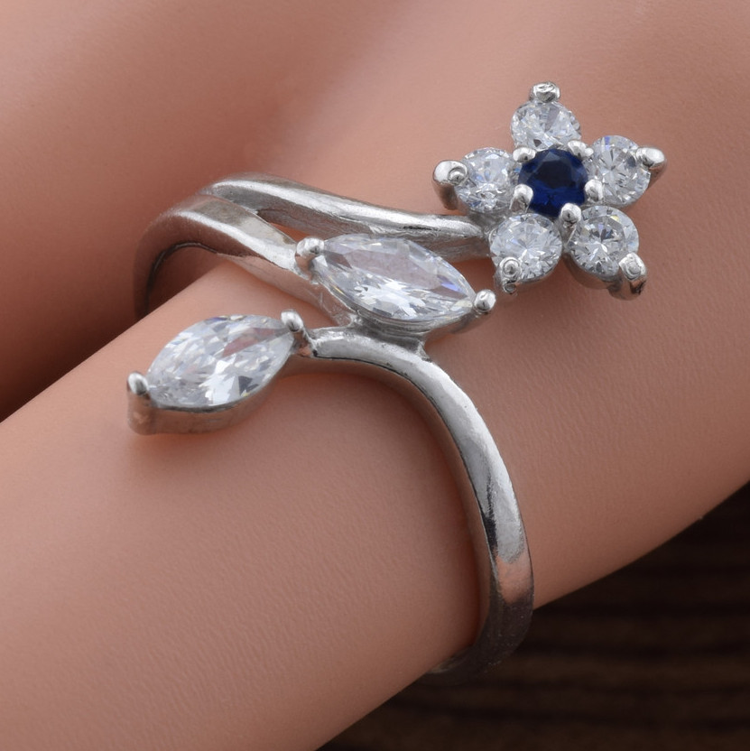 

Серебряное кольцо Кокетка Весенняя вставка белые фианиты 19