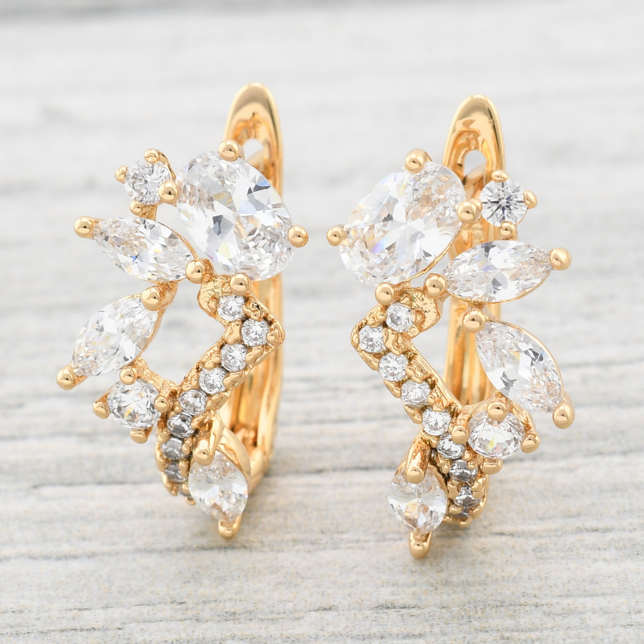 

Серьги Xuping 22825 размер 18х10 мм белые фианиты вес 3.0 г позолота 18К