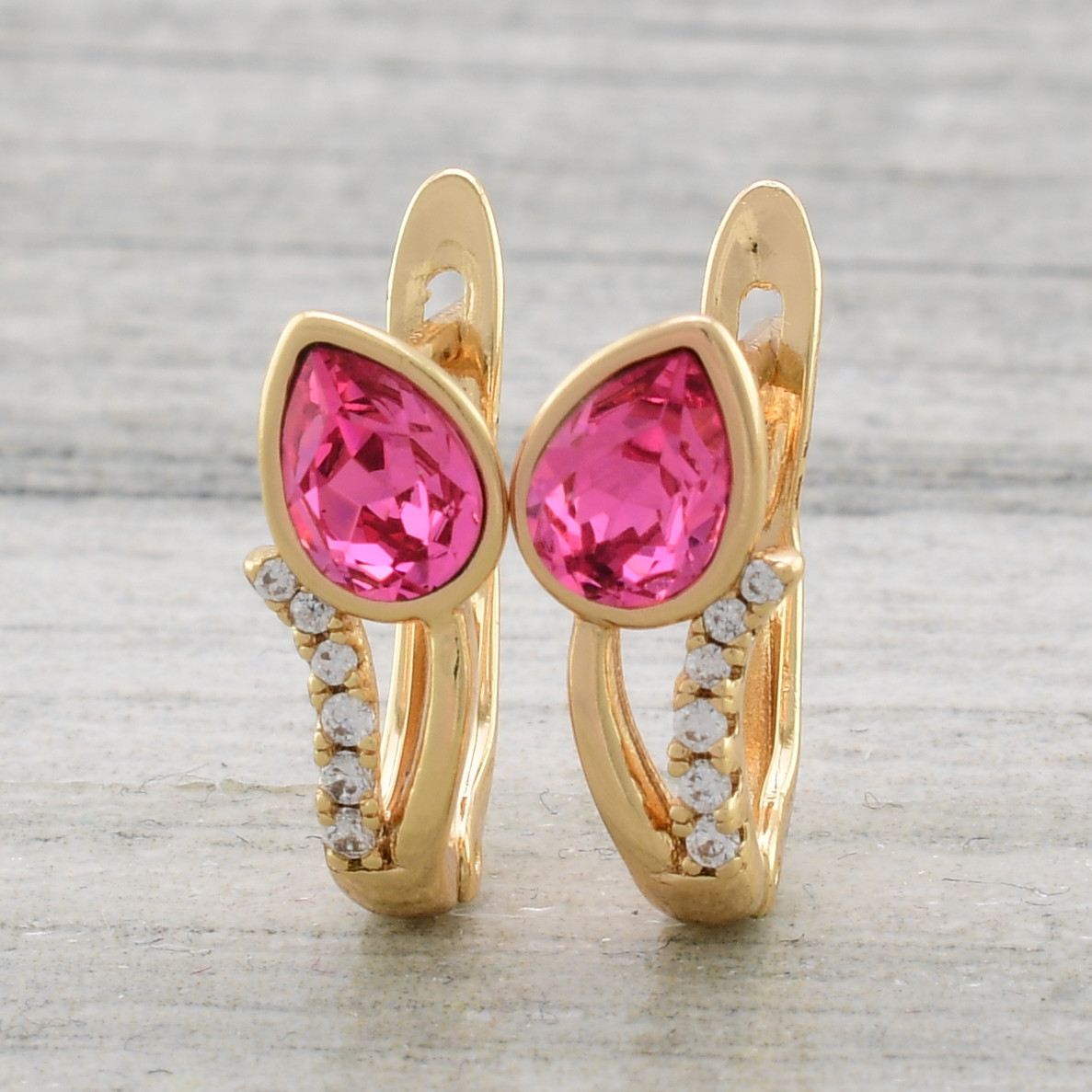 

Серьги Xuping с кристаллами Swarovski 8305118К размер 15х6 мм цвет розовый вес 2 г позолота 18К