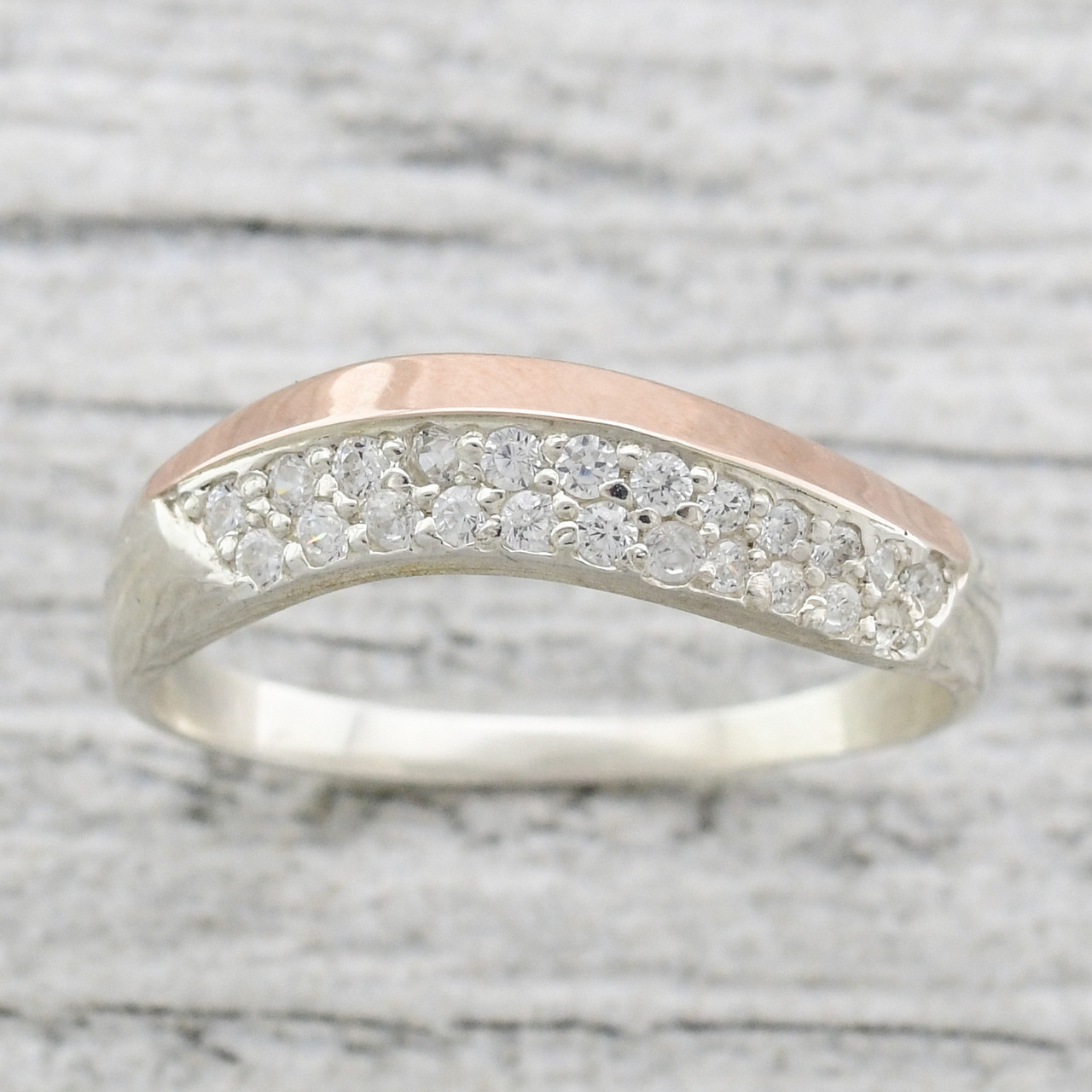 

Серебряное кольцо с золотом Илона вставка белые фианиты 17