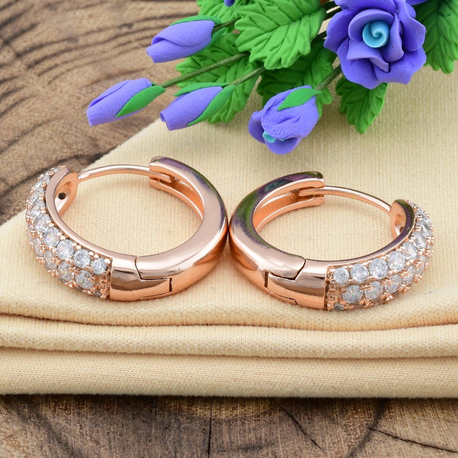 

Серьги Xuping 21290 размер 18х5 мм вес 5.0 г белые фианиты позолота РО