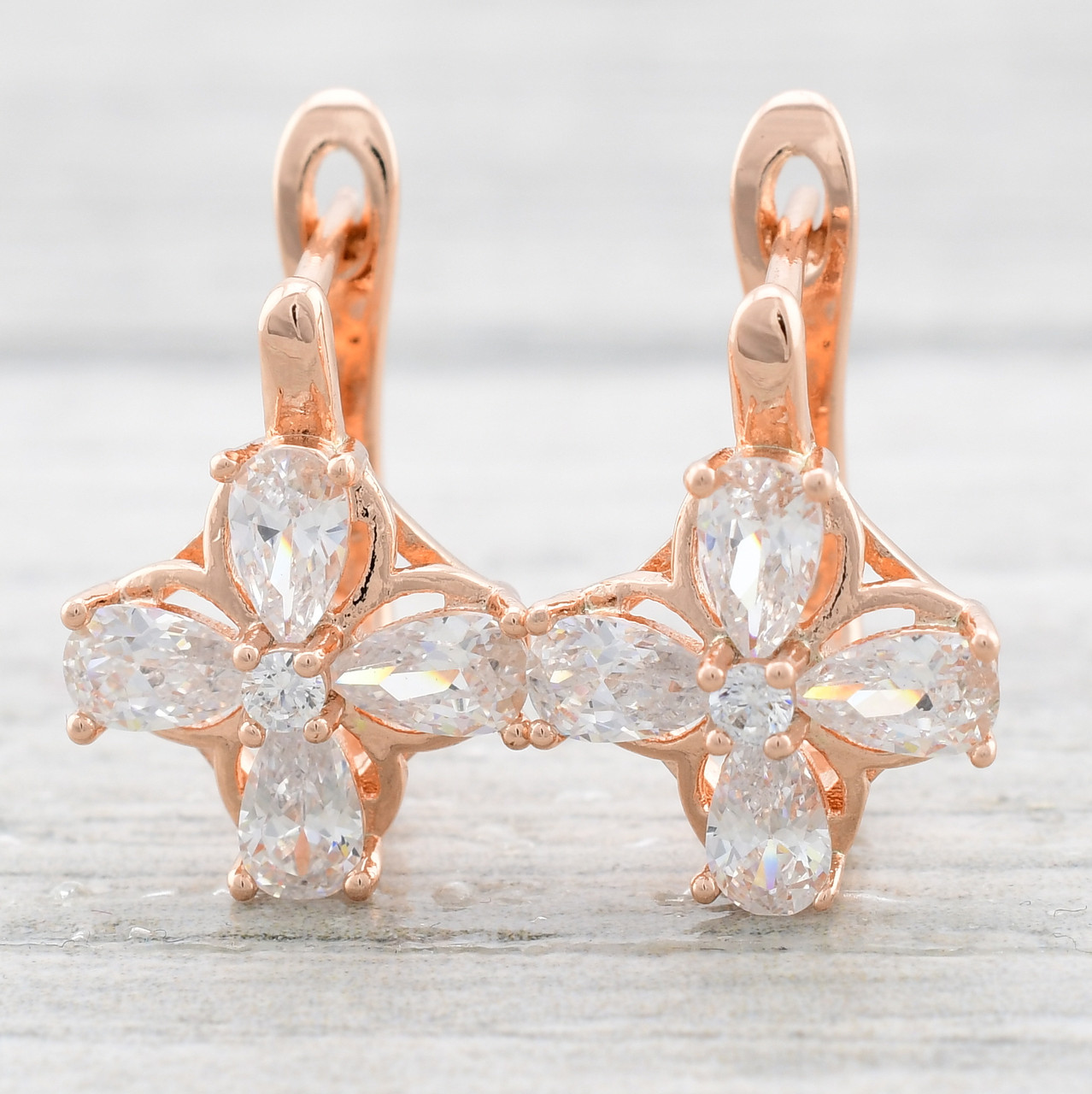 

Серьги Xuping 22626 размер 15х12 мм белые фианиты вес 3.1 г позолота РО