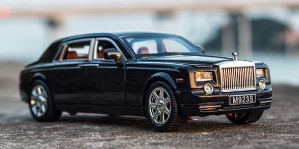 

Модель автомобиля Rolls-Royce Phantom 1:24 со звуком и светом черного цвета