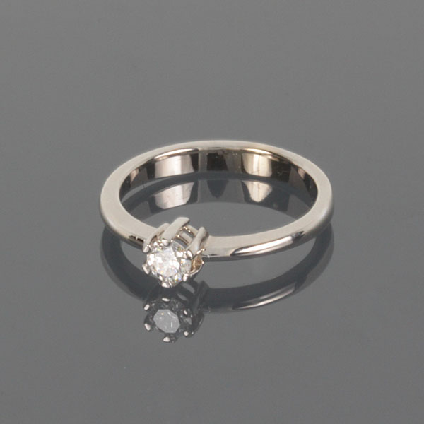 

Золотое кольцо с бриллиантом W1015 размер 17