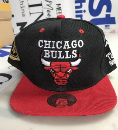 

Кепка Snapback Jsstore Чикаго Булс с Красным Козырьком Черная