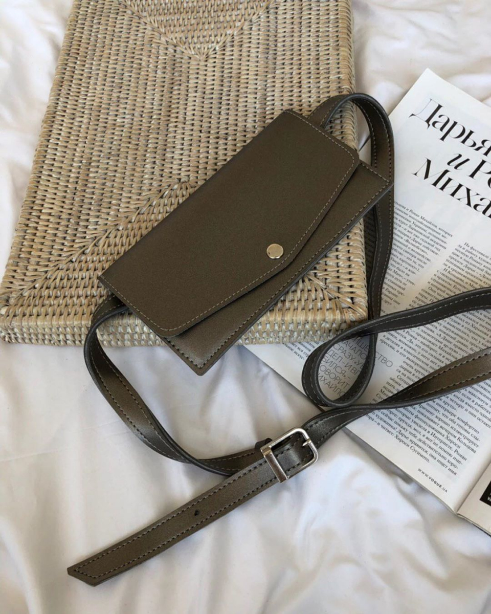 

Поясная сумка широкий конвертик на кнопке с разделителями для карточек серебряная