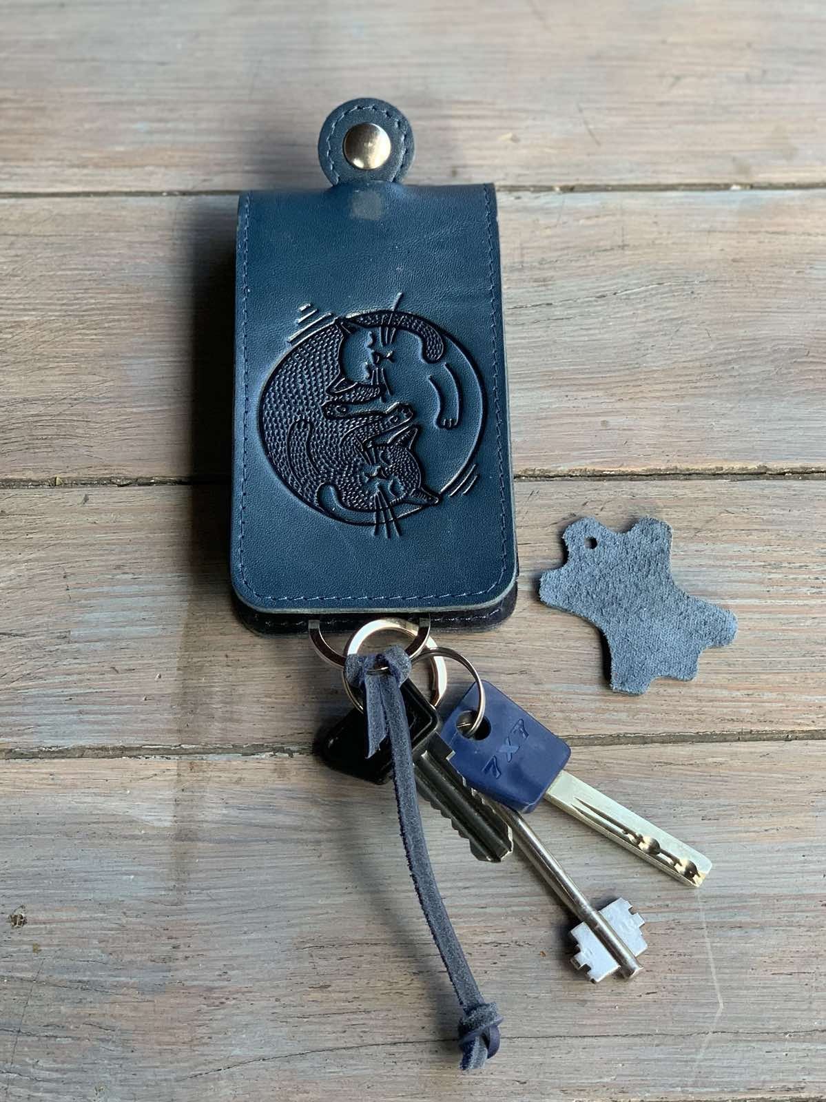 

Ключница кожаная Turtle comfort длинная Пара котов синяя 4-5967-1