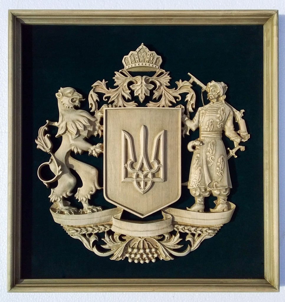 

Барельеф Большой Герб Украины 660х635мм из дерева на зеленом бархате