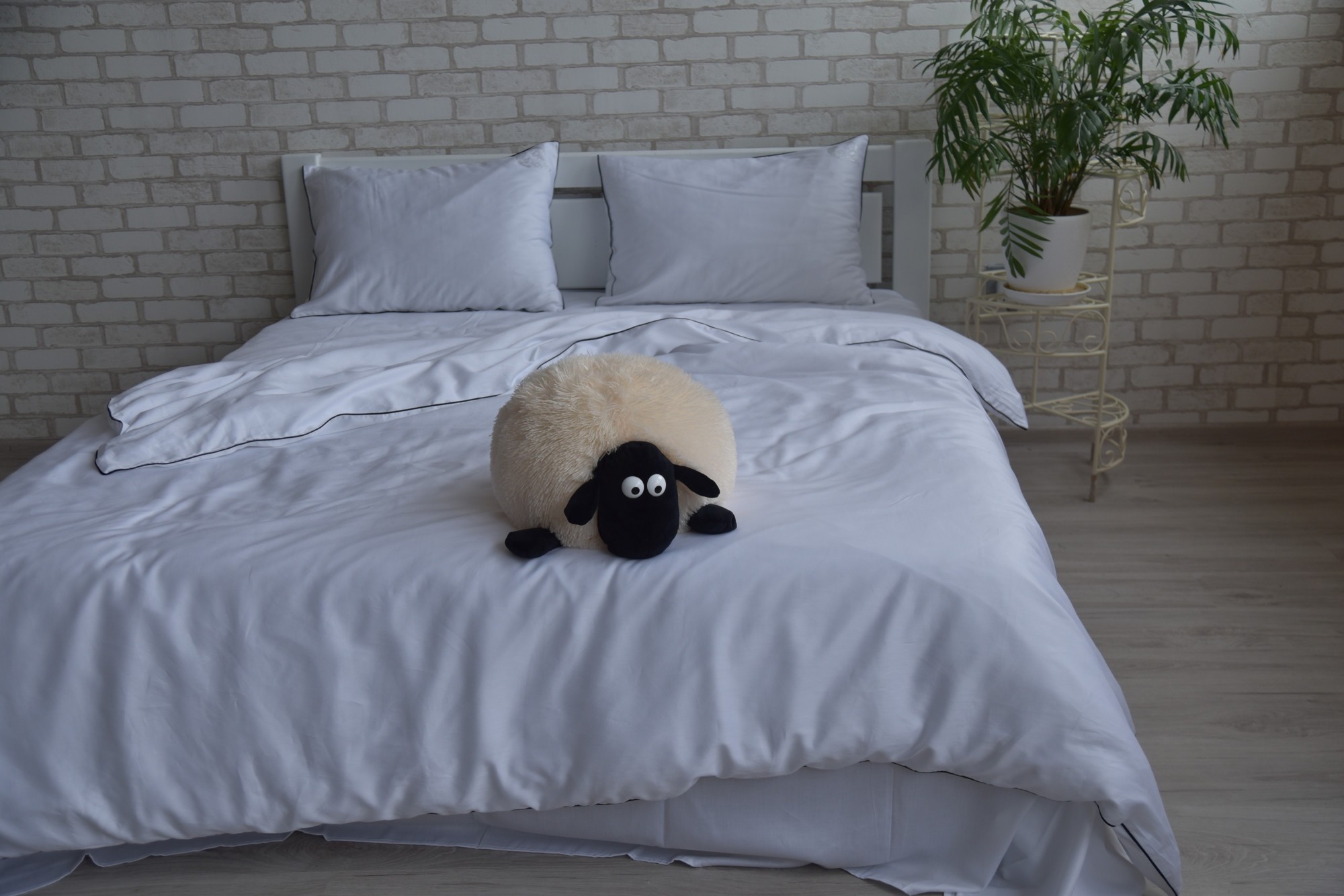

Комплект постельного белья Dreamcat из Турецкого Сатина со стразами Жаклин Семейный(наволочки 70х70)