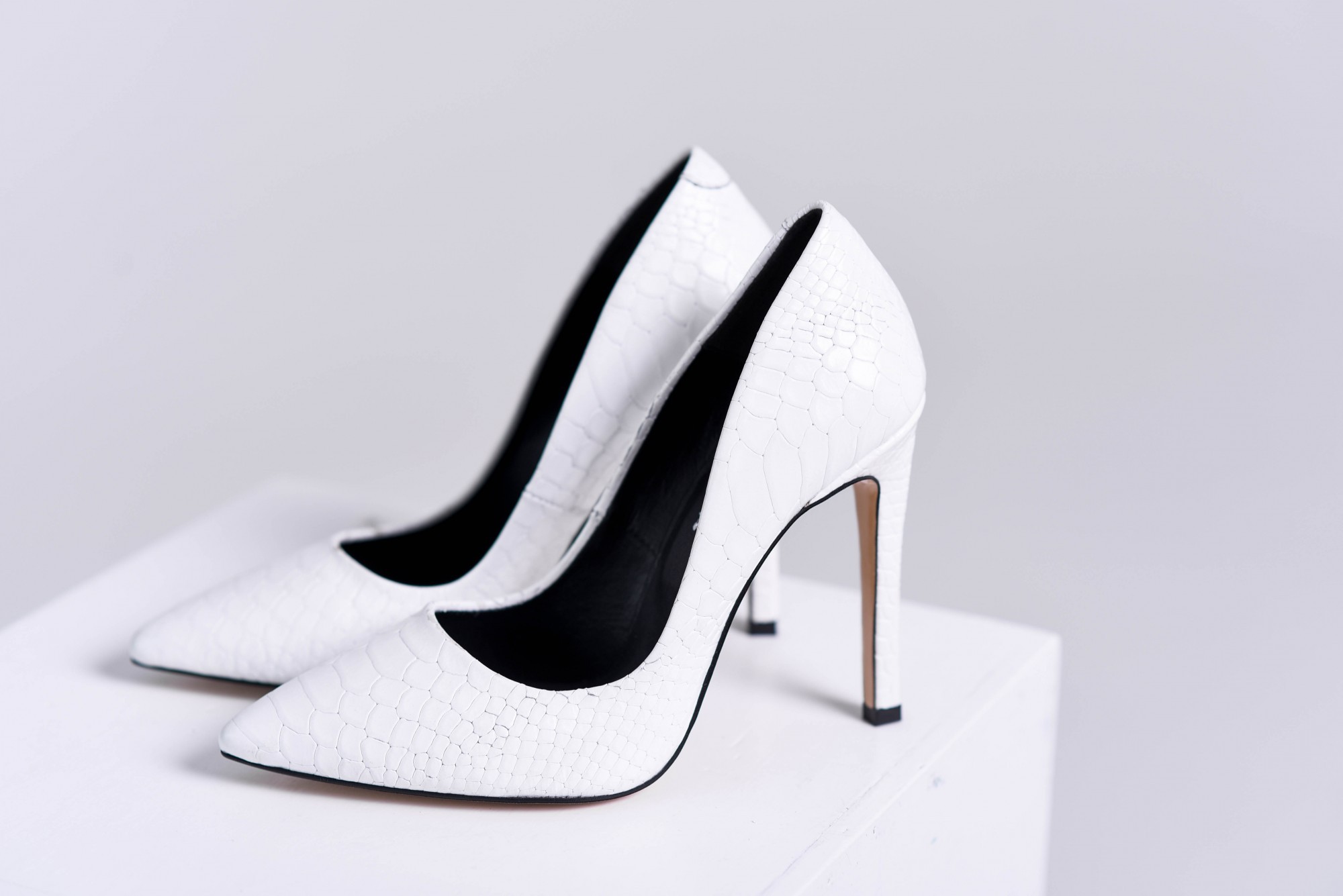 

Лодочки Maya Shoes 2152 Белые 38р