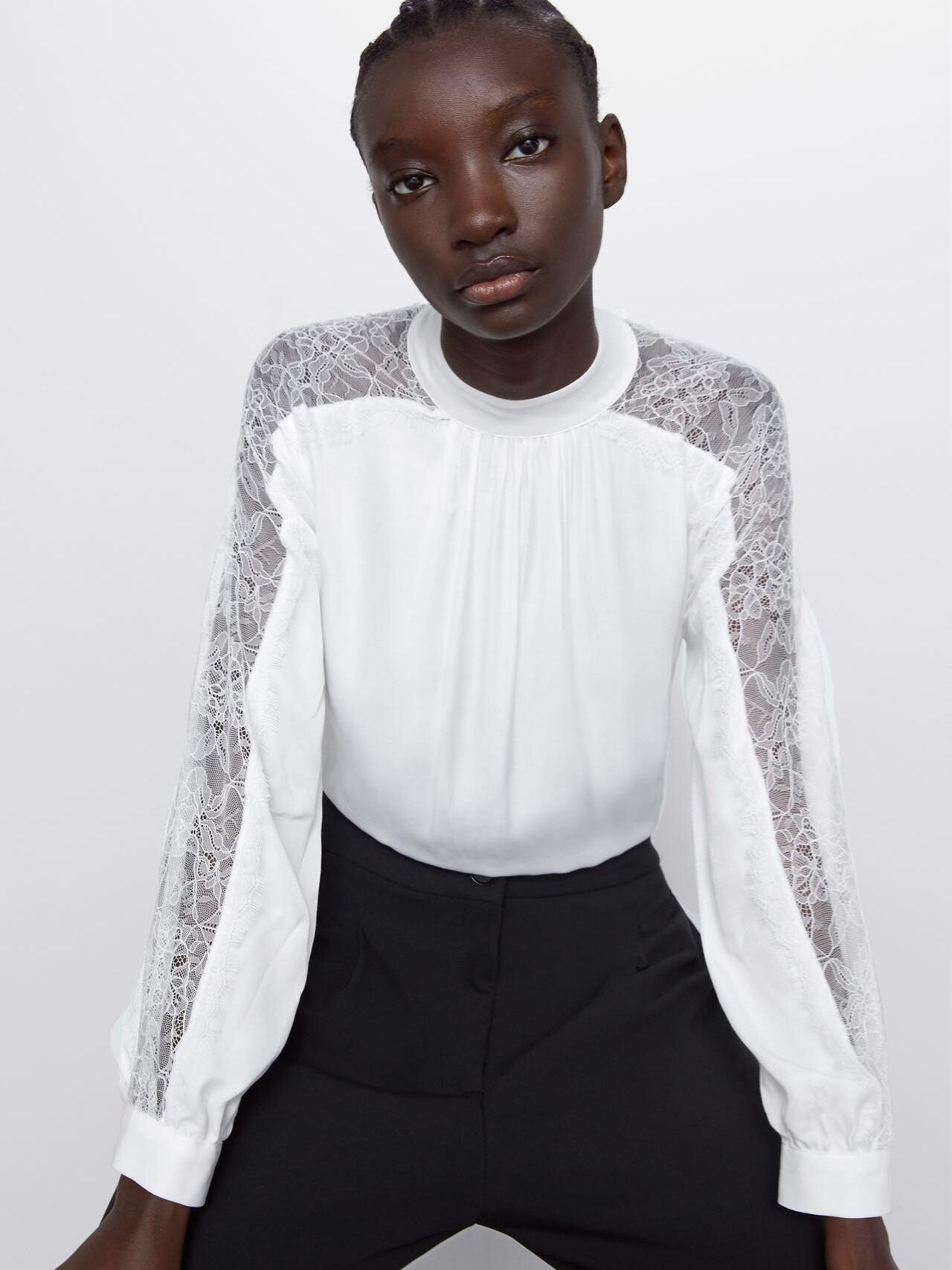 

Блузка Zara XAZ263920JCMP L Белая