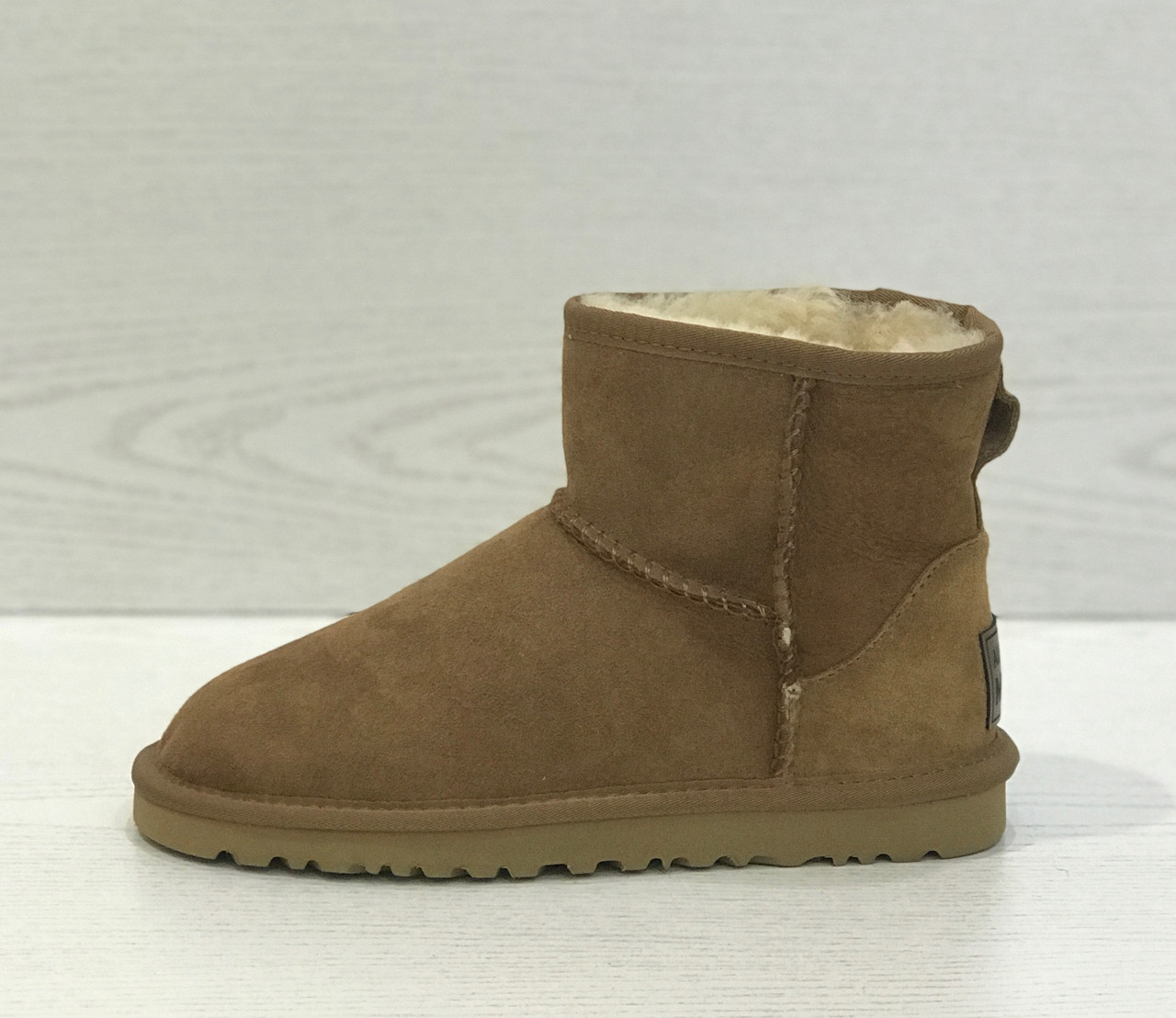 

Натуральні жіночі світло-коричневі замшеві уггі міні Australian Merino Classic Mini Chestnut 36